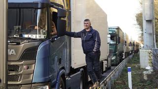 “Nos están esperando”: Miles de camioneros pasan Navidad varados cerca de Dover | FOTOS