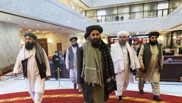 El cofundador de los talibanes, el mulá Abdul Ghani Baradar (centro), y otros miembros de la delegación de los talibanes en Moscú el 18 de marzo de 2021. (Alexander Zemlianichenko / POOL / AFP).