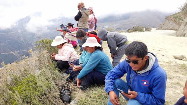 Varios grupos de personas se reunen en puntos estratégicos para ver la carrera. (Foto: Christian Cruz Valdivia)