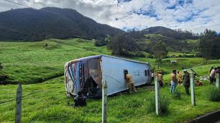 Dos personas murieron y doce resultaron heridas tras volcarse un autobús en Ecuador
