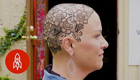 Walters empezó el concepto de 'coronas de henna' cuando su madre le pidió que hiciera un diseño para un amigo que recientemente había recibido tratamiento de quimioterapia. (Foto: YouTube)