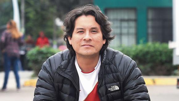 El escritor y periodista peruano, Jeremías Gamboa; con el libro 'Mundialistas' en mano, recuerda los mundiales pasados de Perú. (Foto: El Comercio / Dante Piaggio)