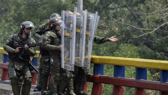 Venezuela tiene 365.315 militares y 1,6 millones de milicianos civiles. A pesar de que Maduro enfrenta una dura embestida, mantiene la lealtad de la cúpula militar. (Foto: AFP)