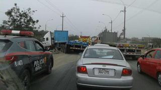 Choque de camiones en Ramiro Prialé causó congestión [FOTOS]