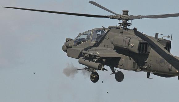 Un helicóptero Apache del Ejército de Corea del Sur dispara durante un ejercicio militar con fuego real el 20 de setiembre de 2022. (Anthony WALLACE / AFP).
