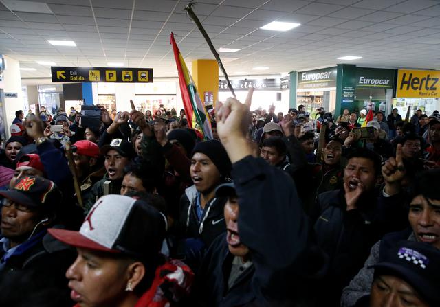 Simpatizantes de Evo Morales frustraron el paso de Luis Fernando Camacho en el aeropuerto de El Alto. Foto: Reuters