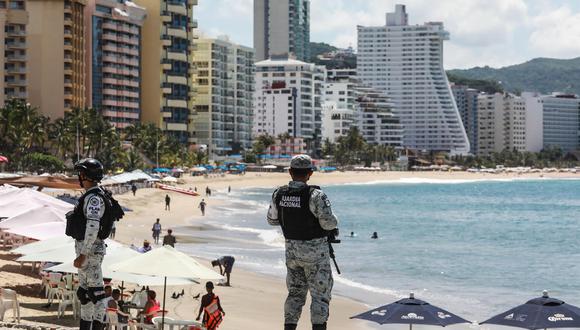 Miembros de la Guardia Nacional de México custodian una playa del balneario de Acapulco, que ha cerrado desde este lunes sus bares y sus centros de ocio nocturno debido a la tercera ola del coronavirus. (EFE/ David Guzmán).