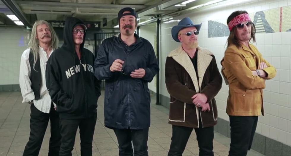 U2 y Jimmy Fallon, disfrazados para tocar en el Metro de Nueva York. (Foto:Difusión)