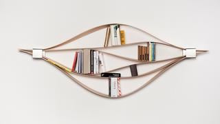 'Chuck': El librero flexible que puedes moldear a tu antojo