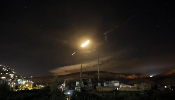 Fuertes explosiones se oyeron el jueves de madrugada en la capital siria, Damasco, mientras que los aviones sobrevolaban masivamente el espacio aéreo. (Foto: EFE)