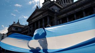 Argentina: Riesgo país se dispara tras recorte de calificación de S&amp;P