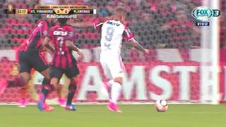 Paolo Guerrero casi regala un golazo en la Copa Libertadores