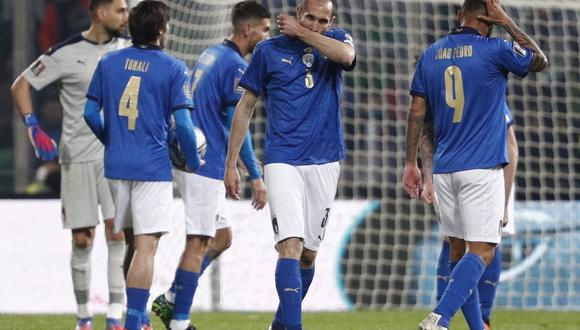 Chiellini ingresó casi sobre el final y sufrió en el campo la eliminación de Italia, como hace cinco años. (Foto: Reuters)