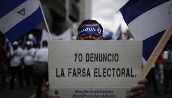 Nicaragüenses participan en una manifestación contra las elecciones presidenciales de su país en San José, Costa Rica. (EFE/ Jeffrey Arguedas).