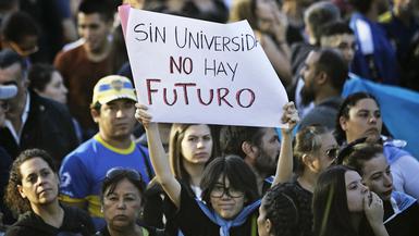 Un manifestante sostiene un cartel que dice "Sin universidad no hay futuro" durante una marcha de protesta por el ajuste presupuestario de las universidades públicas, en Buenos Aires, el 23 de abril de 2024. (Foto de Emiliano Lasalvia / AFP)