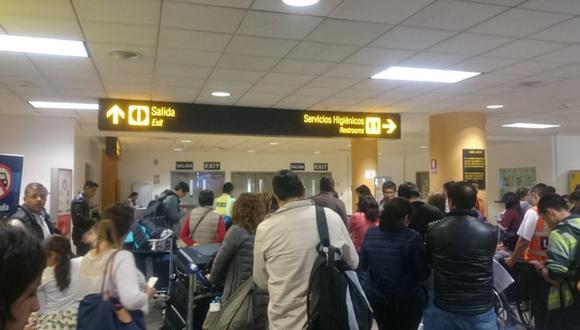 Pasajeros denunciaron que no han podido abordar sus vuelos debido al retraso en la entrega de sus pasaportes por parte de Migraciones. (Foto: Twitter)