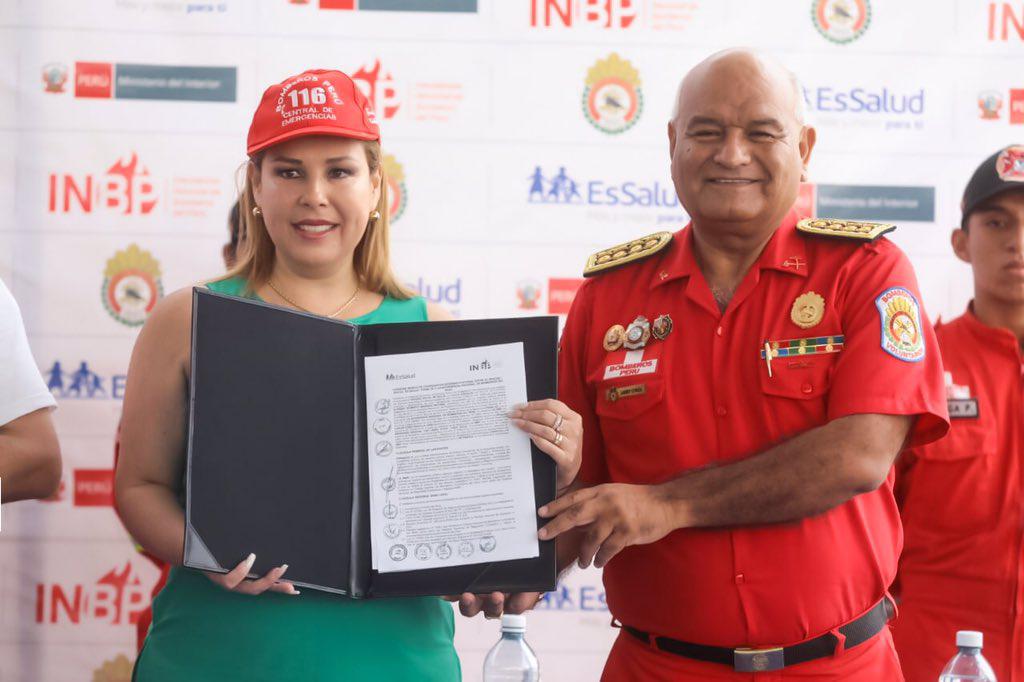 El Seguro Social de Salud (EsSalud) y el Cuerpo General de Bomberos Voluntarios del Perú (Cgbvp) suscribió este sábado un convenio. (Foto: EsSalud)