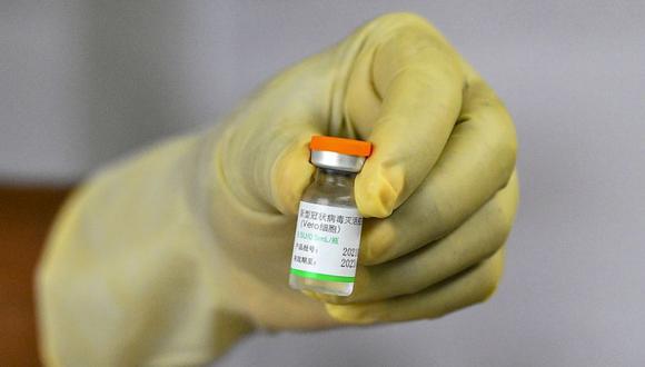 Un trabajador de la salud se prepara para inocular la vacuna Sinopharm. (Foto: AFP / ISHARA S. KODIKARA/ Archivo).