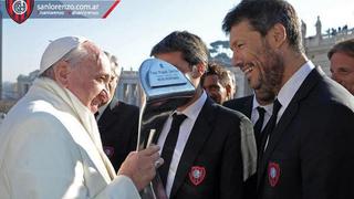 El club San Lorenzo le llevó al papa Francisco su trofeo de campeón del fútbol argentino