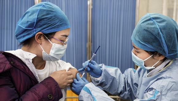Un miembro del personal médico (izquierda) recibe una inyección de refuerzo de la vacuna contra el coronavirus Sinopharm Covid-19 en un hospital de Wuhan, en la provincia central china de Hubei. (Foto: AFP/ China OUT).