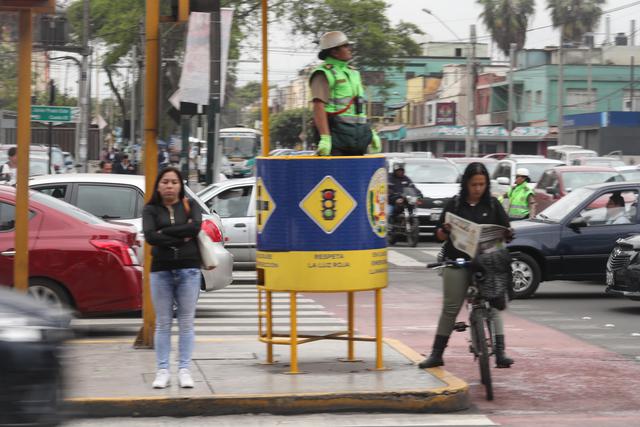 El cruce de Javier Prado con Canaval y Moreyra, en San Isidro, fue el punto elegido para realizar el primer operativo de tránsito de la policía nacional en alianza con El Comercio, como parte de nuestra campaña Zona Rígida (Foto: Dante Piaggio)
