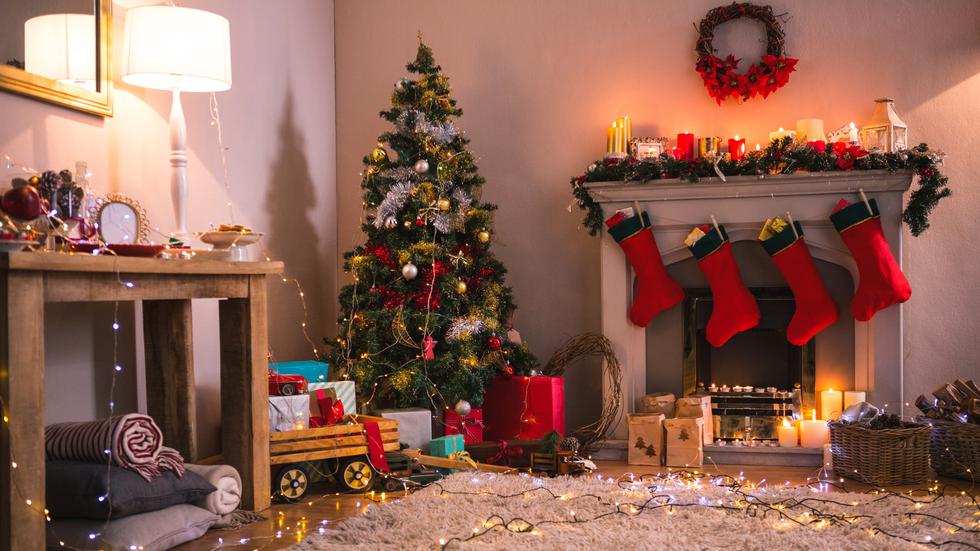 Para los que somos amantes de la Navidad, la decoración temática es fundamental para llenar el ambiente del hogar de espíritu festivo. Si quieres convertir a tu sala en la protagonista de tu casa, guíate con estas ideas de decoraciones en tendencia para que recibas la Navidad con las puertas abiertas.
(Foto: Freepik)