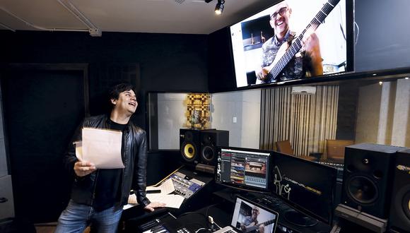 Lucho Quequezana ensaya de forma virtual con el bajista Jairo Gómez, un colombiano que vive en Montreal y que es parte de la promoción de Sonidos vivos. (Foto: Víctor Idrogo)