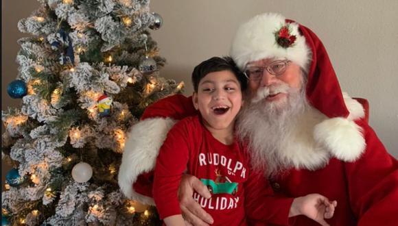 Un niño de siete años con necesidades especiales recibió en su casa la visita de Papá Noel | Foto: Facebook / Team Cass