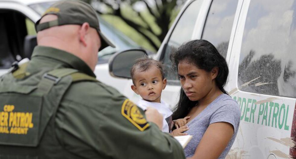 Una madre que emigra desde Honduras sostiene a su hijo mientras se entrega a la Patrulla Fronteriza tras cruzar ilegalmente a Texas desde México, el 25 de junio del 2018. (David J. Phillip).