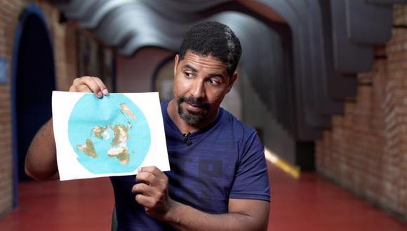 Leandro Batista sostiene un mapa de la tierra plana: hoy reconoce que la imagen no tiene sentido. (GIOVANNI BELLO/ BBC BRASIL).