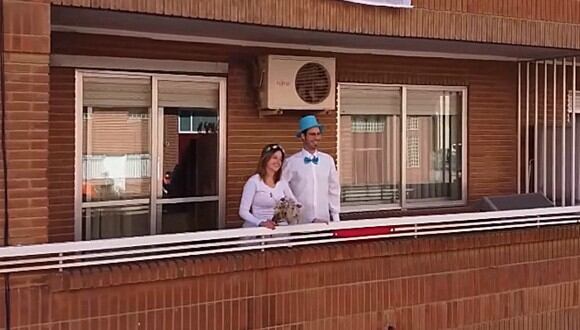 Una pareja española se dio el sí tras tener que aplazar su boda por el coronavirus. (Foto: Captura)
