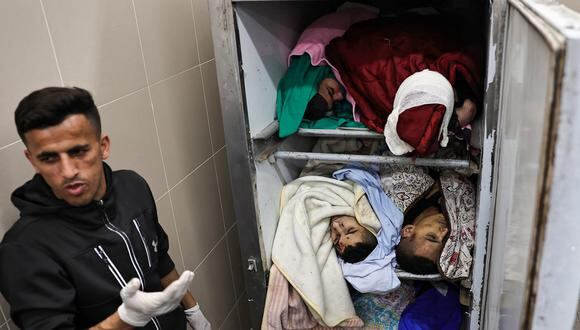 Los cuerpos de los palestinos asesinados durante una incursión israelí en el campo de refugiados de Nur Shams yacen en la morgue del Hospital Gubernamental de Tulkarem en la ocupada Cisjordania, el 20 de abril de 2024. (Foto de Zain JAAFAR / AFP).