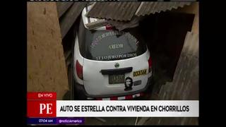 Auto impacta contra vivienda en Chorrillos