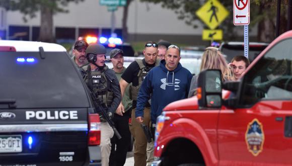 Agentes abandonan la escena de un tiroteo en el que ocho estudiantes resultaron heridos en la escuela STEM Highlands Ranch, en Colorado. (Foto: AFP)