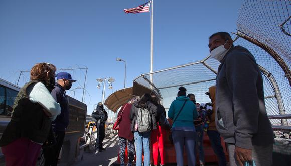 Migrantes centroamericanos piden asilo, pero fueron devueltos por el Puente Internacional Paso del Norte al reactivarse el programa Quédate en México, en Ciudad Juárez, estado de Chihuahua (México). EFE