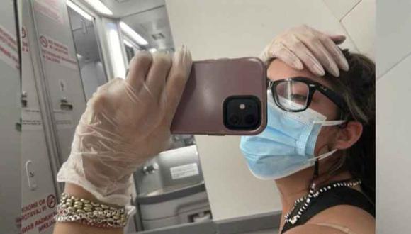 La maestra Marisa Fotieo publicó en su cuenta de TikTok un video de su aislamiento en el baño de un avión tras dar positivo a coronavirus. (Captura de video).