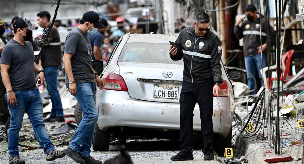 Elementos de la Policía Nacional de Ecuador inspeccionan el lugar de una explosión en el sur de Guayaquil, el 14 de agosto de 2022. (Marcos PIN / AFP).