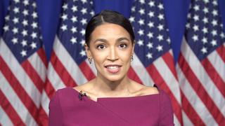 Alexandria Ocasio-Cortez reafirma las ideas de Bernie Sanders en la convención de Biden