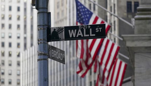 Wells Fargo se desplomó un 5.8% y el índice más amplio de bancos declinó un 4.8%. (Foto: AP)