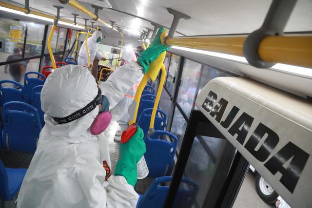 Desde uno de los terminales de buses, ubicado en el distrito de Carabayllo, Lozada señaló que, según los protocolos, la limpieza y desinfección de los vehículos se realizan en las zonas de estacionamiento. (Foto: MTC)