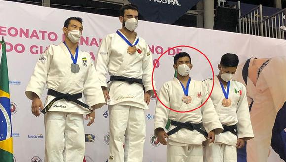 Alonso Wong (circunferencia) en el podio con su medalla de bronce. (Foto: Facebook)