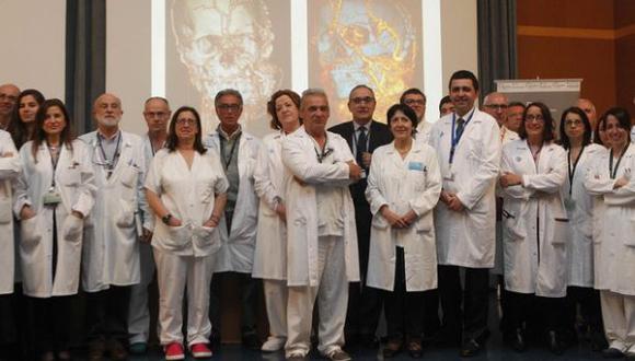 España: 45 médicos participan en complicado trasplante de cara