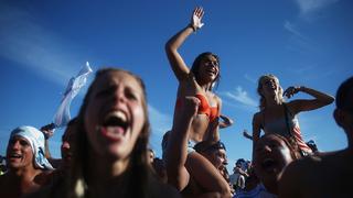 Hinchas albicelestes toman la playa Copacabana tras el triunfo