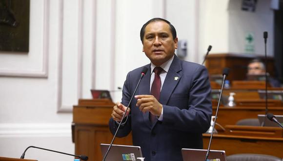 Flavio Cruz, de Perú Libre, se pronunció sobre el escenario de una eventual renuncia de la presidenta Dina Boluarte. (Foto: Congreso)