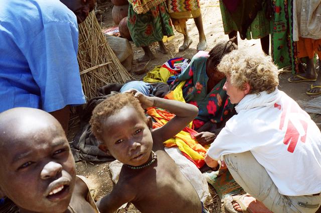 Desde finales de 2005, el este de Chad, cerca de la frontera con Sudán, fue escenario de enfrentamientos entre las fuerzas gubernamentales y los rebeldes chadianos. A esta situación, se sumó el conflicto entre Chad y las milicias armadas de Sudán, lo que provocó el ataque a aldeas y la muerte de civiles. La violencia se intensificó durante el segundo semestre de 2006, obligando a la población a huir de sus hogares. En el departamento de Dar Sila, el más afectado por el conflicto, más de la mitad de la población se estableció en campos para desplazados en condiciones insalubres alrededor de pueblos y aldeas como Goz Beida, Ade o Dogdoré Koukou. Junio de 2006. (Foto: William Martin / MSF)