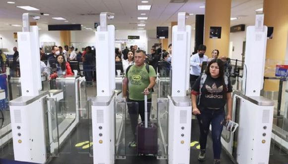 En el aeropuerto Jorge Chávez hay 12 puertas electrónicas operativas, 6 en salidas y 6 en ingreso. Asimismo, hay otros 6 equipos que serán reactivados próximamente. (GEC)