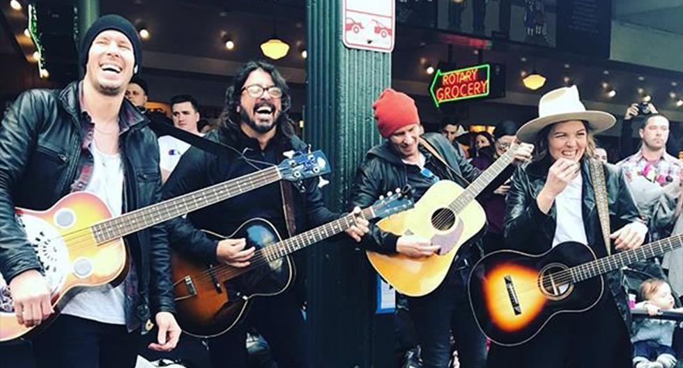 Dave Grohl interpretó “Let it be” de The Beatles en un mercado de la ciudad de Seattle. (Instagram)
