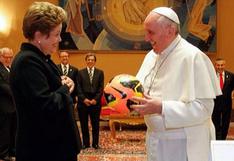 Dilma Rousseff le regala al papa Francisco una pelota autografiada por Ronaldo