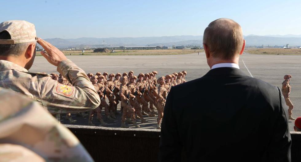 En Siria, Rusia combate desde hace años contra ISIS en coordinación con el Gobierno del presidente Bashar al Assad. En la imagen, Vladimir Putin de espaldas. (Foto: EFE)