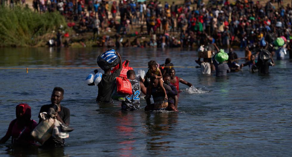 Miles de migrantes, muchos de ellos haitianos, cruzan ilegalmente a Estados Unidos desde México. (CENA EFE / EPA / ALLISON).